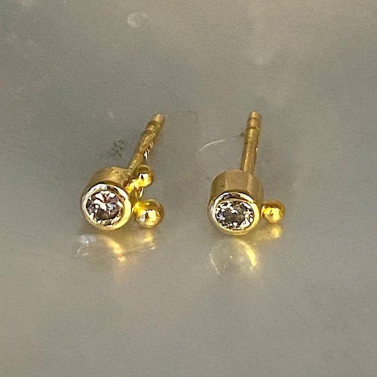 18K & 22K Gold Studs w. Diamonds