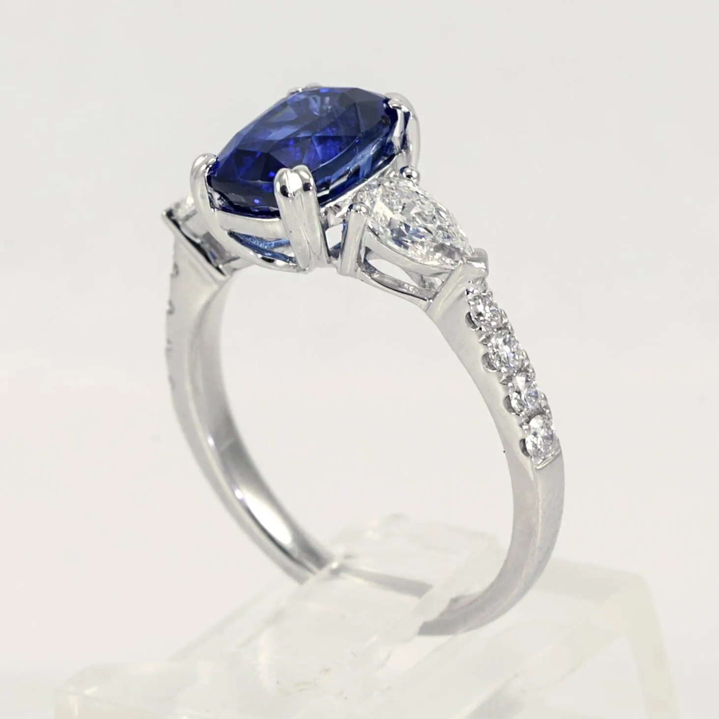 18K WHITE GOLD CUSHION-CUT SAPPHIRE AND DIAMOND RING 0.73CTW