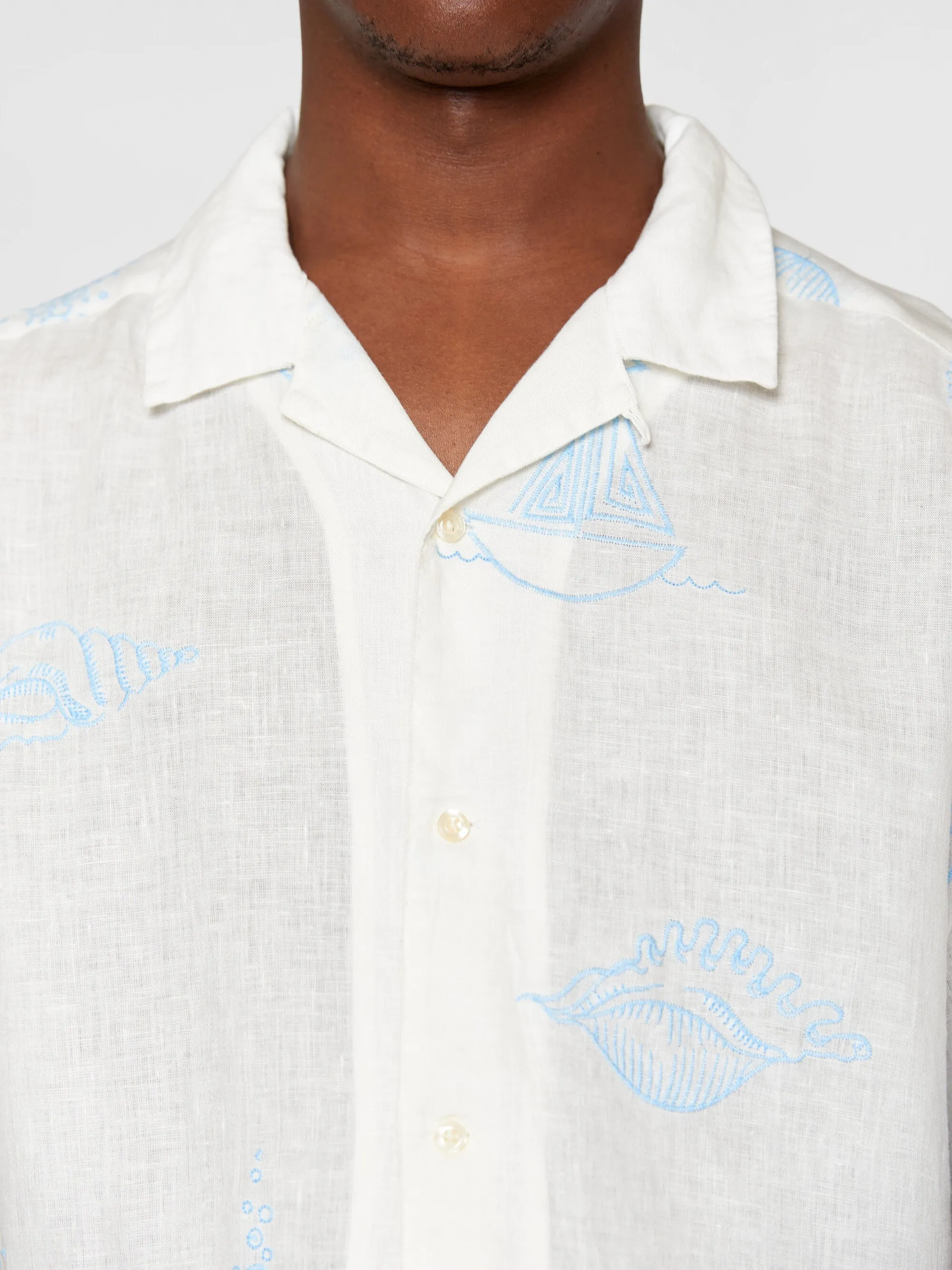 Box fit short sleeve shirt with embroidery - GOTS/Vegan - Egret