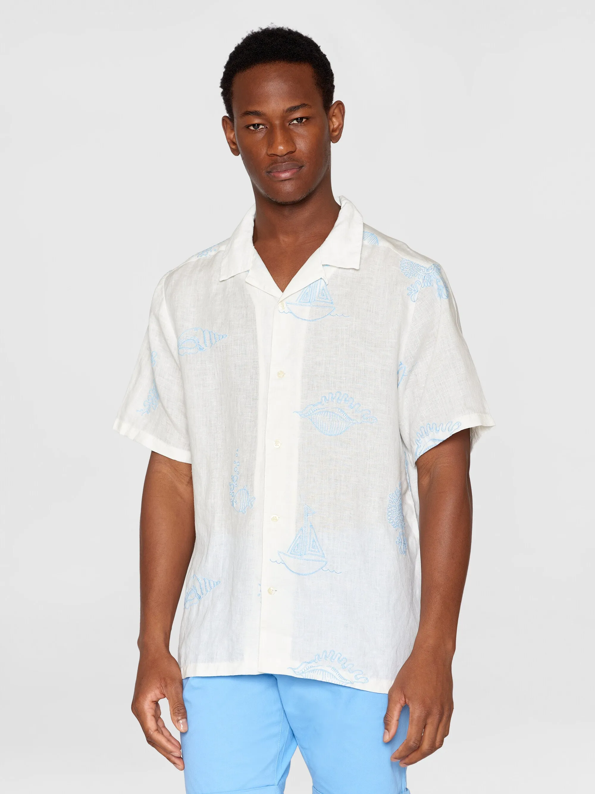 Box fit short sleeve shirt with embroidery - GOTS/Vegan - Egret