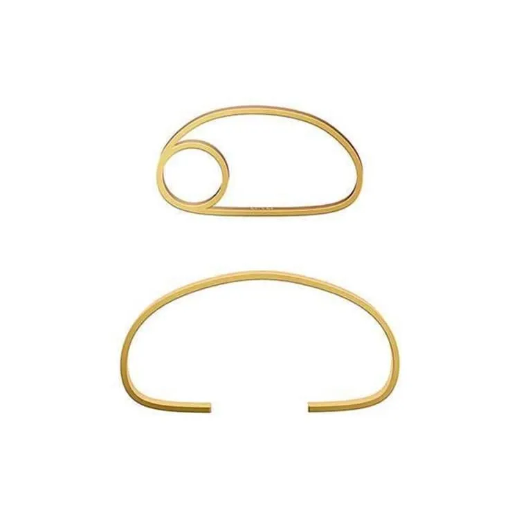 Hand ring set in gold